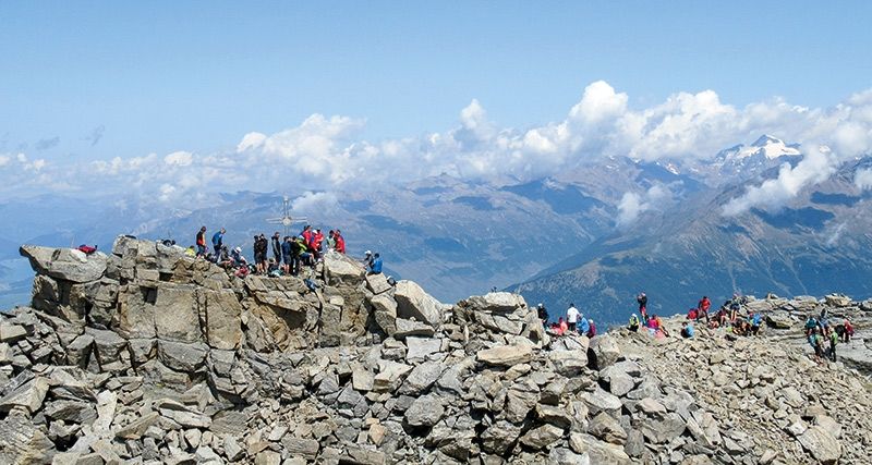 Der Name „Pederfick“ bedeutet festgehefteter Stein oder Fels. Am 21. August wurde bei strahlendem Wetter das neue Gipfelkreuz aufgestellt. Vom Gipfel des Pederfick gibt es einen wunderbaren Blick von Prad bis Reschen. Auch viele Berge wie die Weißkugel, Tschenglser Hochwand und der Ortler sind zu sehen.