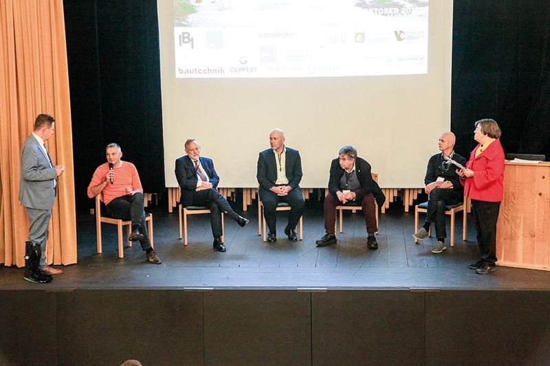 Podium in Mals mit den Diskussionsleitern Dietmar Thomaseth, Präsident IBI-Kompetenzzentrum und Bettina Geisseler, von GEISSELER LAW
