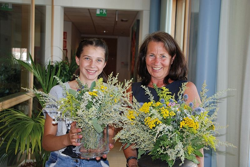 Veronika Stieger vom Nördersberger Pardellhof mit Monika Wellenzohn/Telser aus Kortsch beim Betreuen des Kräuterfestes im Bürgerheim von Schlanders. Die Monika ist die Vorsitzende der Stiftung „Nikolaus von der Flüe“; die Bilddokumentation der zahlreichen Veranstaltungen im Haus betreut der vielseitige Andreas Wiesler aus Taufers im Münstertal.