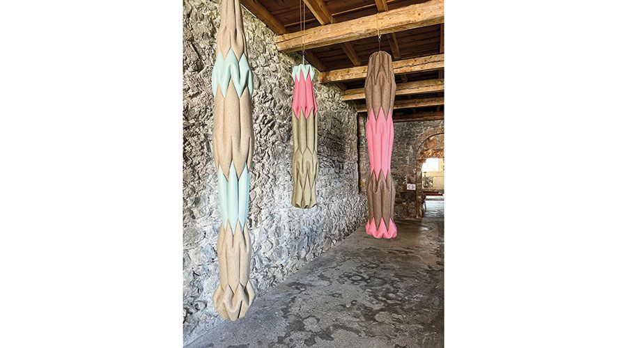 Die Installation aus Filz von Antoinette Bader in St. Johann