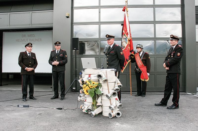 v. l. die Ehrenmitglieder Helmut Rauner und Manfred Thöni, Bezirkspräsident Klaus Obwegeser, Fähnrich Rainer Waldner und stellvertretender Bezirkspräsident Stefan Fliri