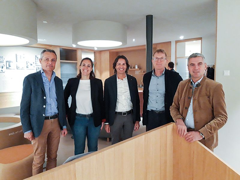 v.l.: Bezirksvertreter Norbert Nägele, Jungunternehmer-Präsidentin Manuela Bertagnolli, Bezirksvertreter Gustav Rechenmacher, Firmeninhaber Rudolf von Berg (Meraner Mühle), Europaparlamentarier Herbert Dorfmann