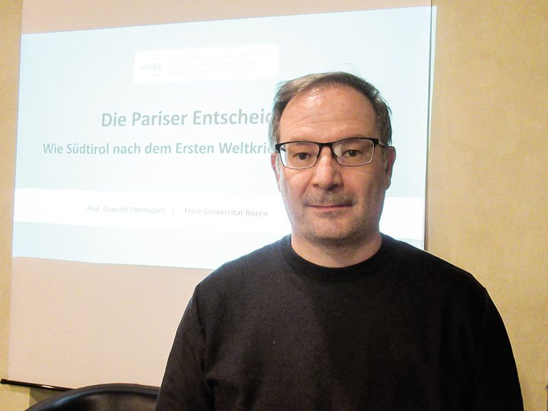 Oswald Überegger vom Kompetenzzentrum für Regionalgeschichte berichtete am 9. Dezember in der Bibliothek Schlandersburg wie Südtirol nach dem 1. Weltkrieg zu Italien kam.