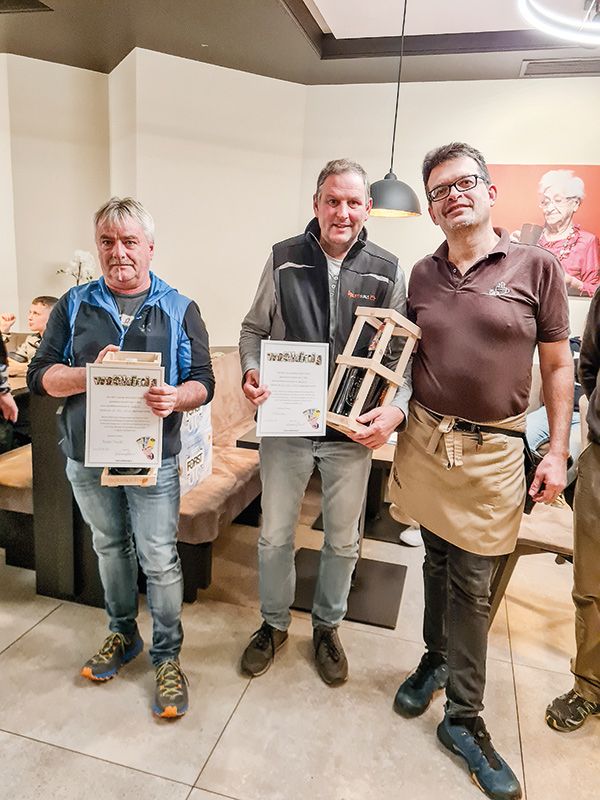 Von links: Die beiden Gewinner Friedl Rieper und Leo Pilser mit Gastgeber Martin Kaserer.