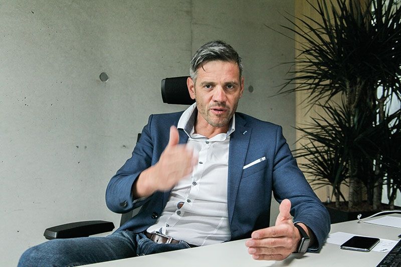 Alexander Telser ist seit 2015 Präsident des Vinschgauer Energiekonsortiums VEK. Mit der Vertragsunterzeichnung im Dezember 2015 hat das VEK die Stromnetze in den Gemeinden Laas, Schluderns, Glurns, Taufers, Mals und Graun übernommen. Ab 1.1.2017 betreut das VEK das Stromnetz in Eigenregie. Bereits 2016 kam die Strommarke „VION - unser Strom“ hinzu. Damit ist das VEK in den Stromverkauf eingestiegen. Seit 2020 ist das VEK mit „VION - unser Netz“ als Provider für Glasfaser aktiv.