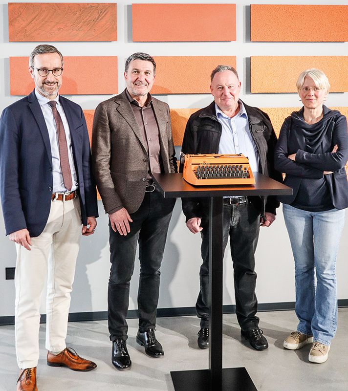 v. l.: Gemeindereferent Ulrich Schweitzer, Dr. Wolfgang Brenner, Geschäftsführer der Fa. RÖFIX, Bürgermeister Alois Forcher, Museumsleiterin Maria Mayr