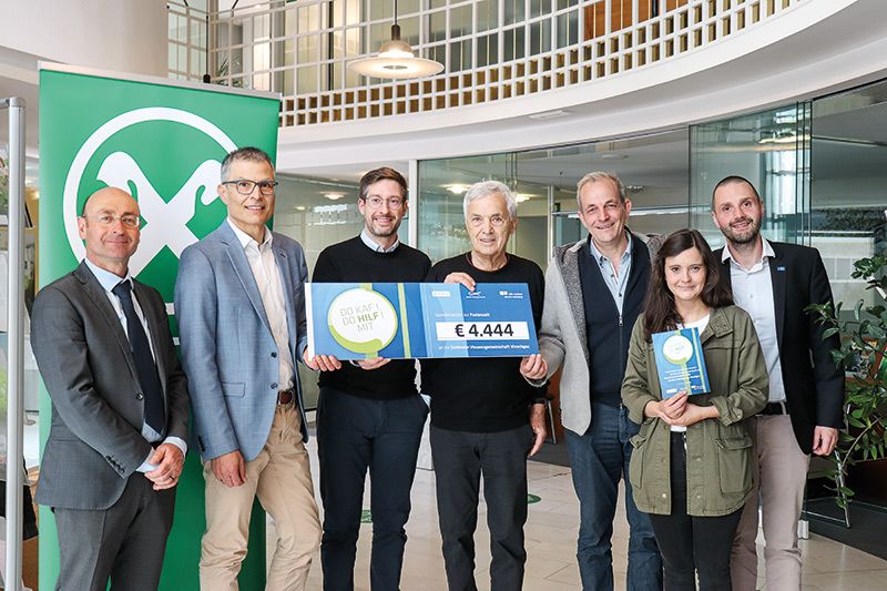 v. l. Michael Grasser, Direktor der Raiffeisenkasse Schlanders und Siegmar Tschenett, der neue Obmann der Raika Schlanders (beide stellvertretend für die Raiffeisenkassen des Vinschgaus), Tobias Strobl, Vinzenzkonferenz Schlanders, Hans Tappeiner, Vorsitzender der Vinzenzgemeinschaft Vinschgau, Dietmar Spechtenhauser, hds-Bezirkspräsident, Karin Gluderer, hds-Ortsobfrau Schlanders, Aaron Pircher, hds-Bezirksleiter