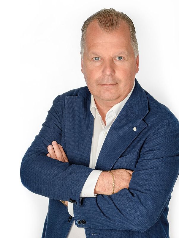 Dr. Dr. Heinz D’Angelo ist langjähriger Referent im Bereich Arbeitssicherheit und als Sicherheitsexperte in Italien, Deutschland, Österreich und der Schweiz tätig. D’Angelo leitet als Jurist und Sicherheits- und Bauingenieur unter anderem Dienste des Arbeitsschutzes, koordiniert die Sicherheit auf Baustellen und ist Berater für Risikobewertung sowie Ansprechpartner für rechtliche und technische Fragen bezüglich Arbeitssicherheit.