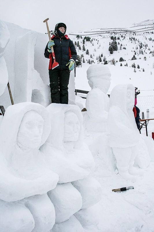 die mit Schnee angezuckerten Skulpturen am zweiten Arbeitstag