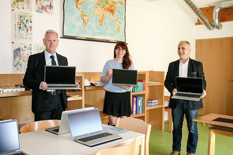 Übergabe der Laptops an den Schulsprengel Prad zur Verfügung gestellt von der Raika Prad-Taufers: v. l. Raika Direktor Werner Platzer, Direktorin Sonja Saurer und Raika Obmann Karl Heinz Kuntner