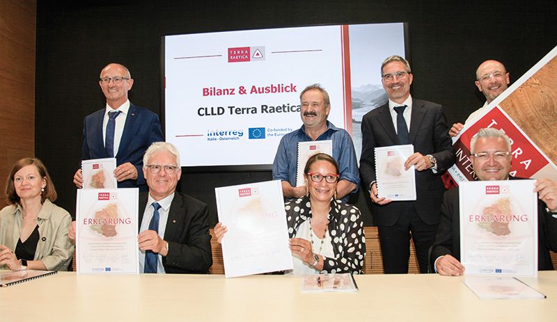 «Wollen mit der Strategie „Interreg CLLD Terra Raetica“ grenzübergreifend und lokal Zukunft gestalten: v. l.: Die Bezirkshauptfrau von Imst Eva Loidhold, der Bezirkshauptmann von Landeck Siegmund Geiger, die Präsidentin Forum Regiun Engiadina Bassa/Val Müstair Gabriella Binkert Becchetti und der Präsident der Bezirksgemeinschaft Vinschgau Dieter Pinggera haben ihre Unterschrift unter das Abkommen gesetzt. Pate standen: (stehend v. l.) Tirols Landeshauptmann Toni Mattle, der Regionspräsident Engiadina Bassa/Val Müstair Victor Peer, Landeshauptmann Arno Kompatscher und Interreg-Rats-Präsident Andreas Tappeiner
