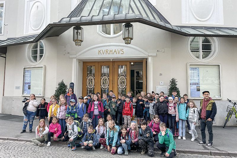 Schlanderser Grundschulkinder beim Gruppenfoto vor dem Kurhaus in Meran