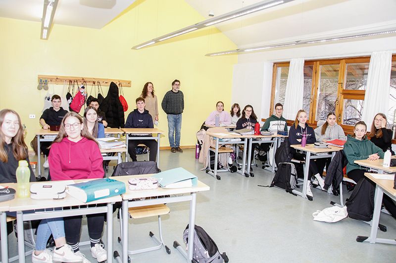 In der Klasse 3A an der WFO in Schlanders mit den Professoren im Hintergrund Heidi Pohl und Heinrich Zwischenbrugger: Die Schlussfolgerungen der Schüler:innen: Es bräuchte mehr und leichteren Zugang zu Frauenhäusern, eine besserer Ausbildung für die Carabinieri in Sachen Strafanzeige ...