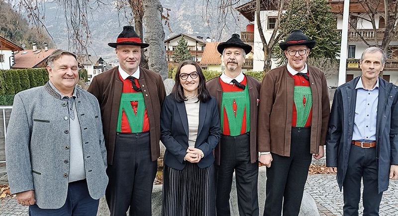 v.l.: Christian Stricker (Vize-Bürgermeister und Fraktionspräsident Morter, Harald Plörer (Obmann der Musikkapelle Goldrain-Morter), Irmgard Gamper (Gemeindereferentin), Peter Blaas (Kapellmeister), David Stocker (Vize-Obmann der Musikkapelle Goldrain-Morter), Albert Platzgummer (Vize-Obmann der Raiffeisenkasse Latsch)