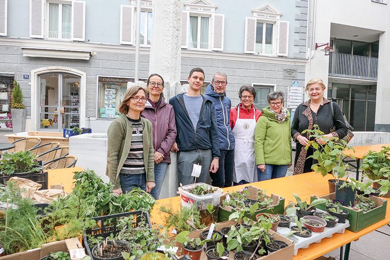 Beim Pflanzen-Tausch-Markt wurde nicht nur getauscht, es gab auch viele Informationen und Tipps über Kräuter, Pflanzen und die Imkerei v. l.: Ingrid Karnutsch, Susanne Hofer, Marcel Schwarz, Alexander Huber, Jutta Oberegger, Andrea Kofler und Gudrun Warger, die Präsidentin vom Bildungsausschuss