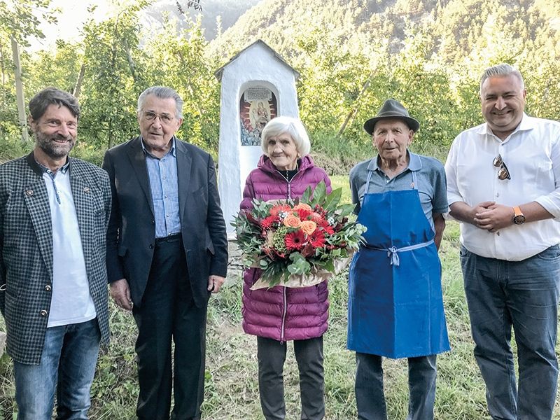 Gelungene Gedenkfeier und zufriedene Gesichter: Heinrich Lechthaler, Pepi Granruaz, Adolfine Pernthaler, Josef Telser und Dieter Pinggera vor dem Mahnmal im Gedenken an Markus Dapunt