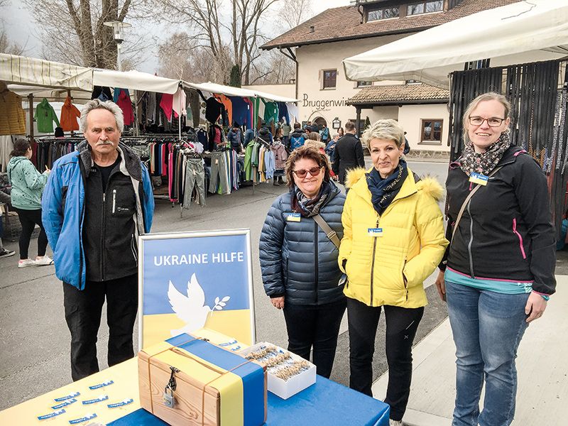 Am „Spendenstandl“ beim Landsprachmarkt in Goldrain. Im Bild v. links: Roland Riedl, Margit Ratschiller, Hedwig Riedl, Monika Prieth