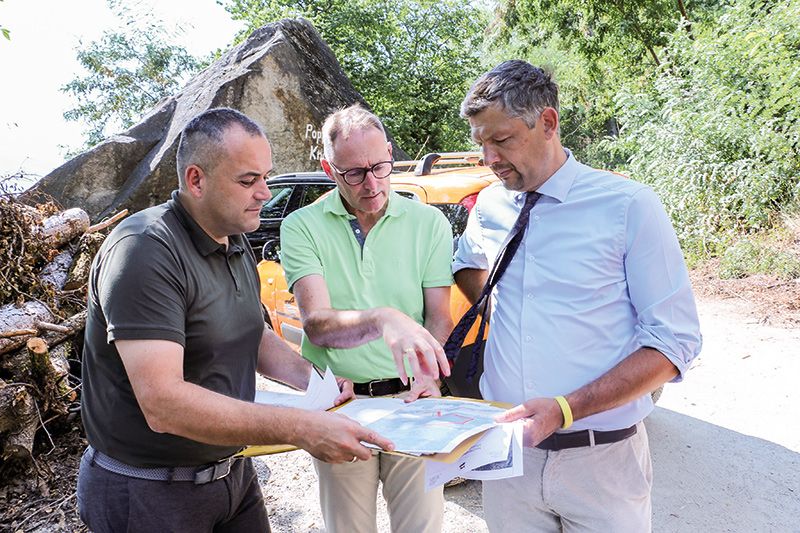 BM Mauro Dalla Barba, der Direktor des Straßendiensts Vinschgau, Stephan Bauer, und LR Daniel Alfreider (v. l.) beim Lokalaugenschein an der Baustelle zwischen Latsch und Goldrain.