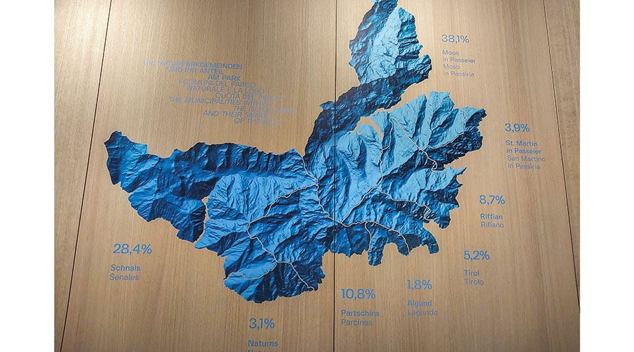 Es ist natürlich ein Zufall, dass die Umrisskarte des Naturparks Texelgruppe eine Schmetterlingsform aufweist. Aus dem Wandbild kann man die jeweiligen Prozentanteile der acht Gemeinden an der Fläche des Naturparkes ablesen. Foto: Annamaria Gapp
