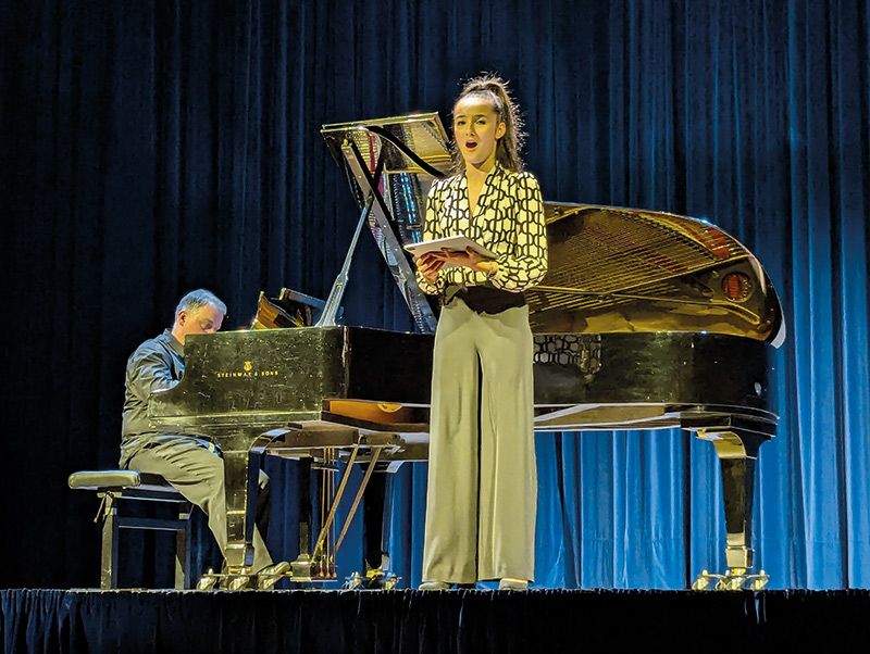 Das musikalische Multitalent trägt einen sprechenden Namen. Chantal heißt auf Deutsch DIE SINGENDE.
