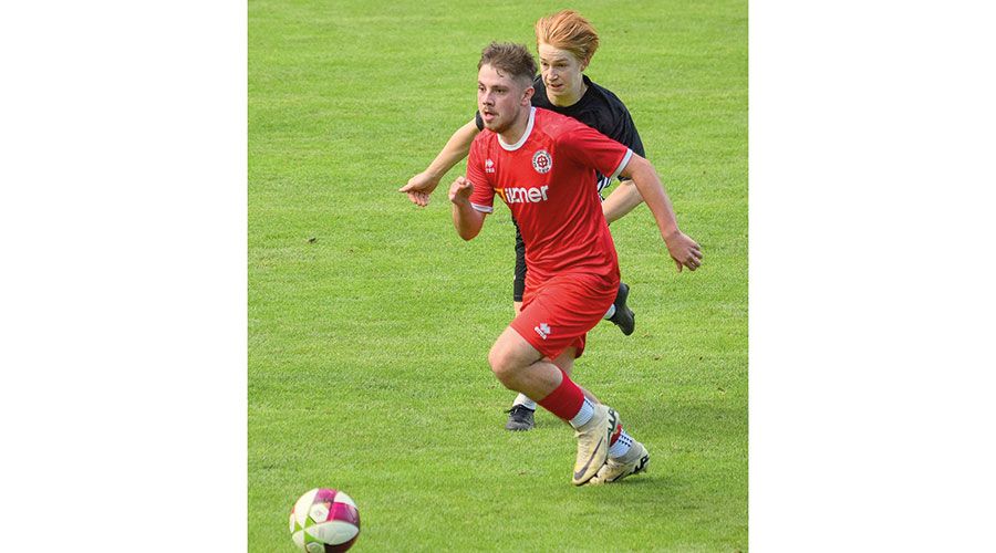 Kastelbell Tschars (rot) kann für die neue Saison in der 2. Amateurliga planen, Morter (schwarz) steht vor dem Abstieg