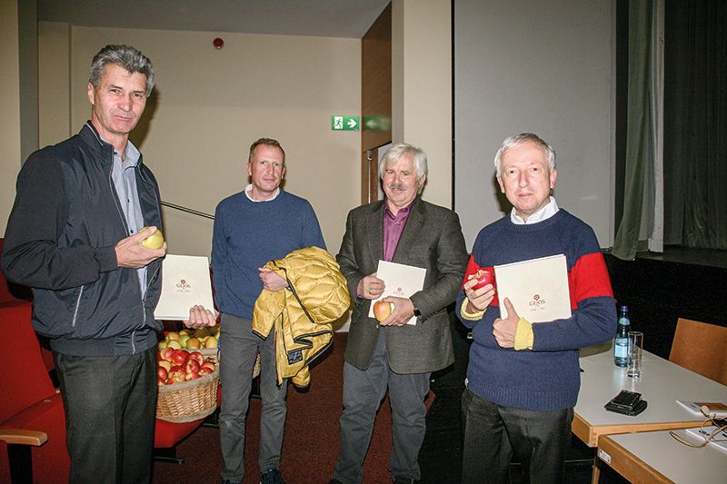v.l. GEOS Obmann Theo Grasser, Grafiker Ronny Marchegger und die beiden Autoren Walther Waldner und Martin Trafoier