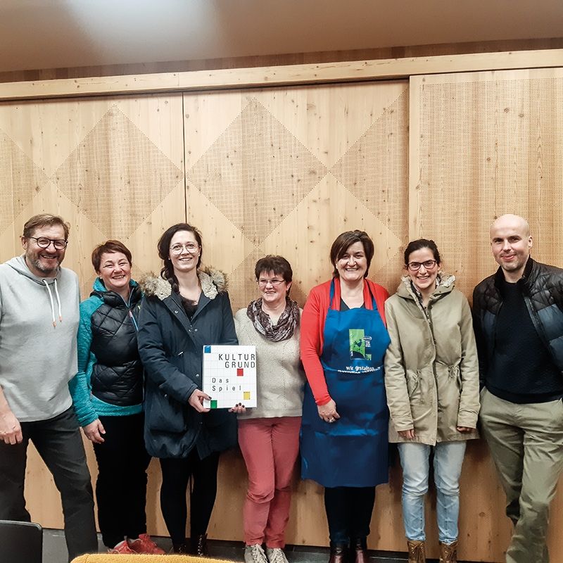 Freuen sich auf die neue Aufgabe im erweiterten Bildungsausschuss Glurns/Taufers i.M. v.l.: Ludwig Fabi (Bezirksservice Bildungsausschüsse), Angelika Pircher (Bibliothek), Gabi Gufler, Rosa Prieth (Vorsitzende), Roselinde Gunsch (Gemeinde), Miriam Kaserer (Schule), Michael Fliri