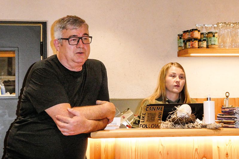 Peter Grassl und Mitarbeiterin Dèsirèe Winkler im Bistro Vinterra in Mals.