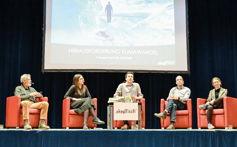 Referenten und Moderator am Podium