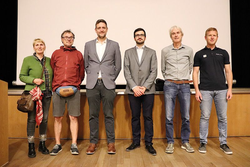  v. l.: Annegret Rück und Roland Angerer, welche gemeinsam mit Ex-BM Karl Bernhart (zweiter v. r.) das Projekt in die Wege leiteten; Thomas Koch-Waldner, David Fliri sowie Peter Pfeifer vom Tourismusverein Prad.