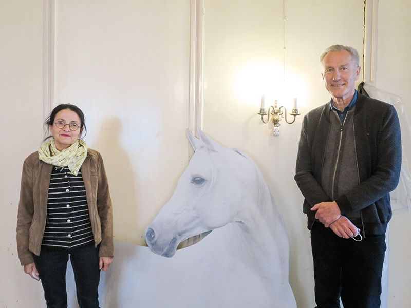 Erika Inger und Wolfgang Wohlfahrt, beide Bildhauer und Gründer der Kulturinitiative LanaArt und des Skulpturenweges Lana, sind die Initiatoren und Organisatoren dieser interdisziplinären Kunstausstellung im ehemaligen Gasthaus Einhorn in Mals. Unterstützt wird die Initiative von der Gemeinde Mals, dem Malser Weg, der Bürgergenossenschaft Obervinschgau „Da“, der Initiative für mehr Demokratie und der Stiftung Sparkasse.