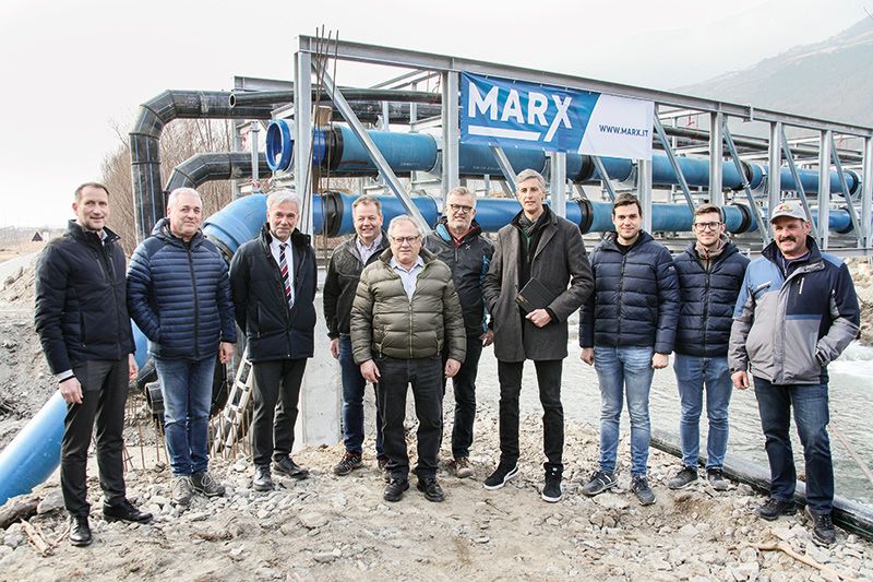Vor der neuen Etsch-Brücke für die Wasserleitungen im Osten von Laas v. l.: Gottfried Niedermair, Franz Marx, LR Arnold Schuler, Jochen Tröger, Konrad Tscholl, Paul Wellenzohn, Michael Hofer, Alexander Marx, Simon Wallnöfer und Peter Hauser