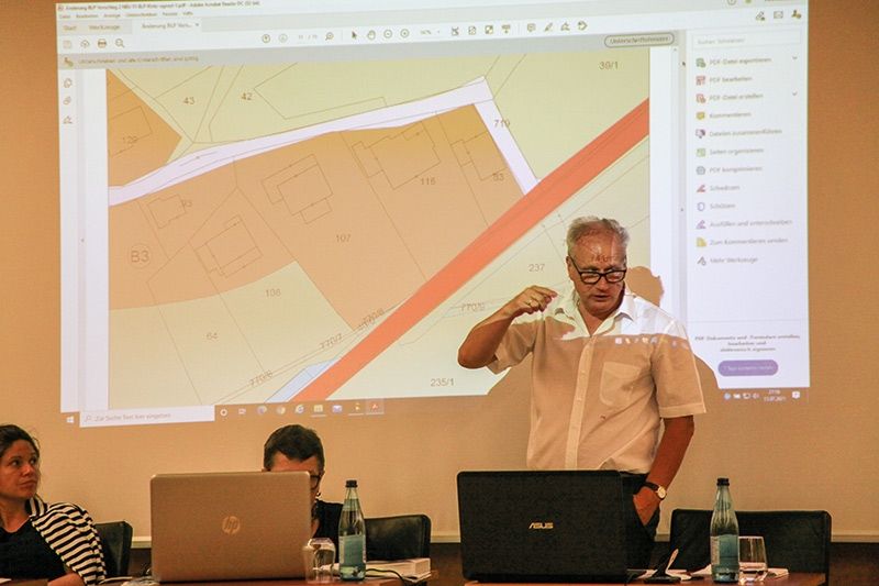 BM Gustav Tappeiner erläutert die Bauleitplanänderung am Beispiel Cafe Walter in Galsaun