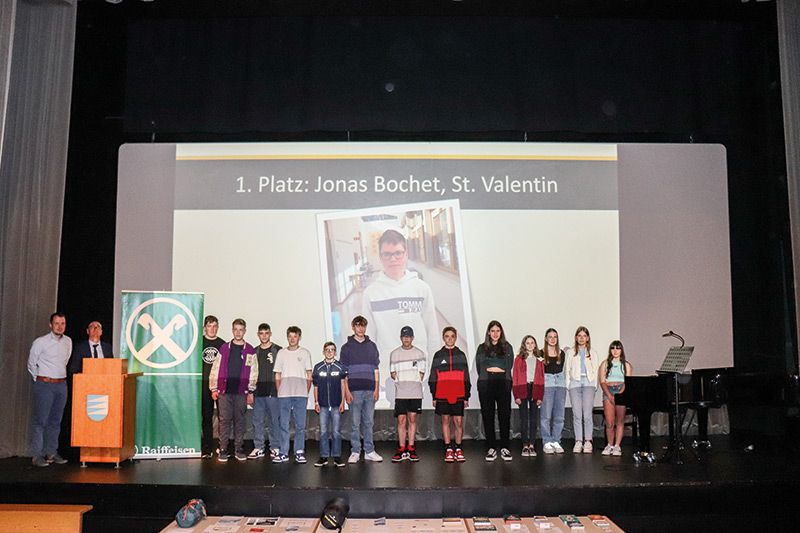 Die 15 Bestplatzierten der diesjährigen Mathematik-Olympiade (zwei davon fehlten) bei der Prämierung im Kulturhaus Schlanders