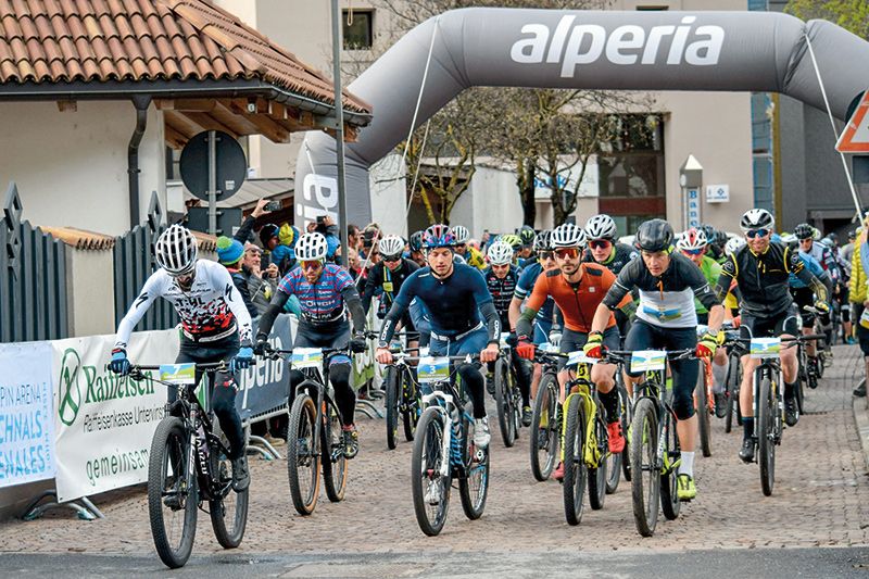 Der Startschuss des Triathlons fiel im Dorfzentrum von Naturns