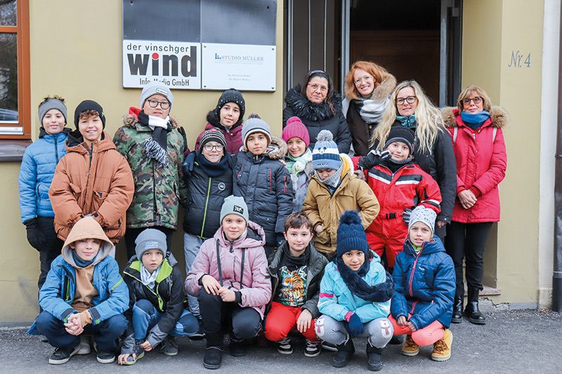 v. l. Gabriel, Jonas, Linxun, Alex, Ritey, Edon, Aya, Omer, Lukas und die Lehrerinnen Maria Angela, Elena, Denise und Elena, vorne v. l. Nino, Alfred, Iuliana, Artion, Amira und Magdalena