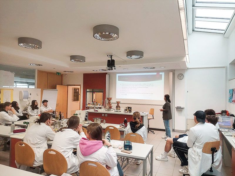 Die Schülerinnen und Schüler werden in das fächerübergreifende Projekt „Die Welt der Düfte“ am Sozialwissenschaftlichen Gymnasium des OSZ Mals eingeführt.