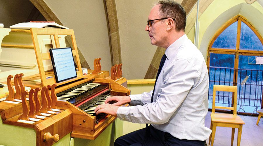 der Organist  David  Swinson