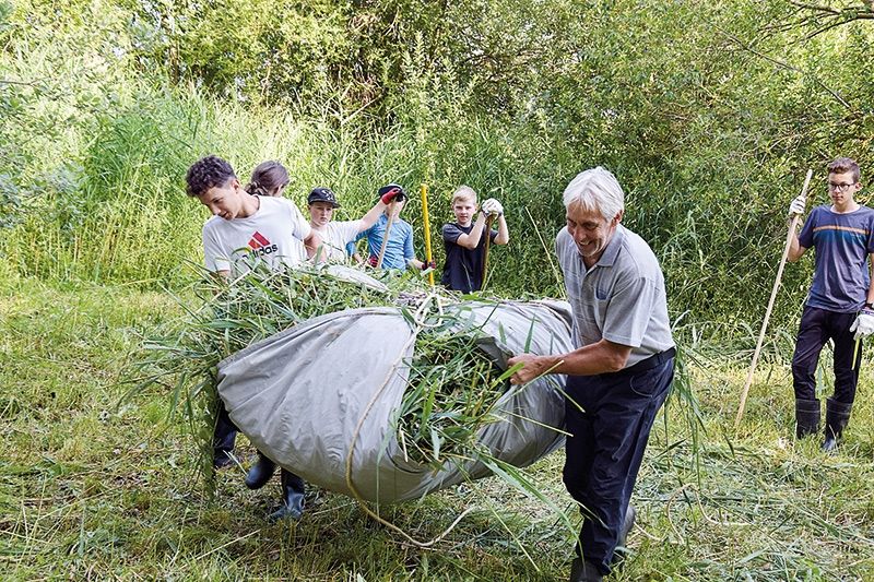 die Umweltschutzgruppe Vinschgau hat kürzlich die Aktion „Friday for Nature“ in den Schgumser Mösern für Jugendliche durchgeführt. Damit sollten die Jugendlichen für den Naturschutz sensibilisiert werden.