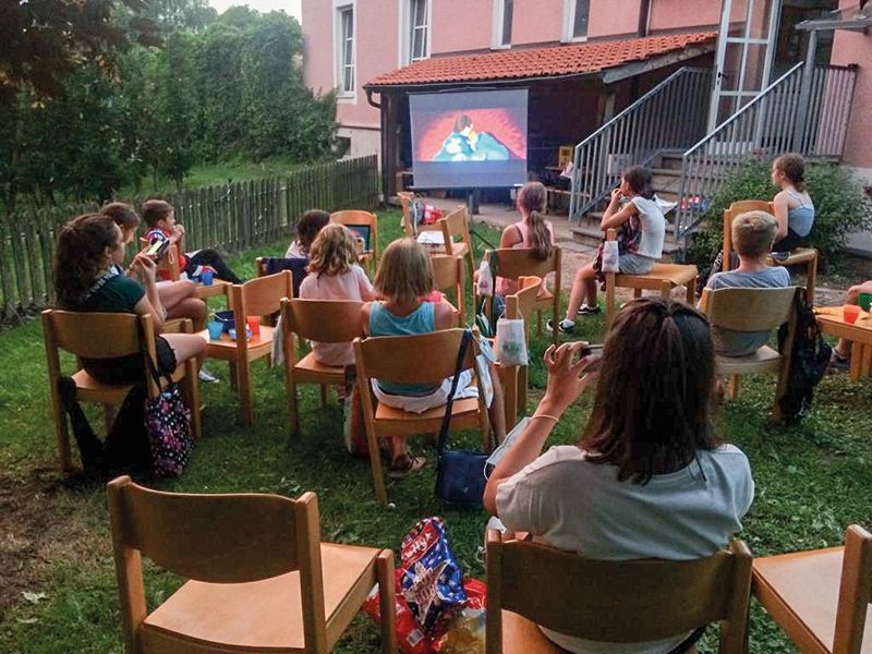 Das absolute Highlight vom Abschlussfest: Das Freilichtkino mit dem Film ,,Boss Baby“ im Jungschargarten.