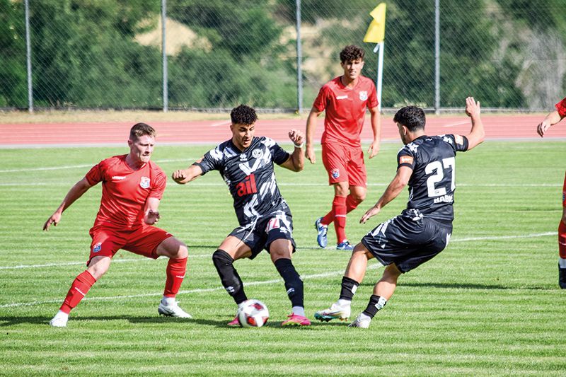Die Partie zwischen dem FC Lugano (schwarzes Trikot) und Unterhaching endete mit einem Unentschieden.