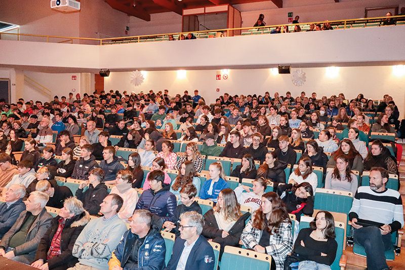 Die Schüler:innen in der Aula Magna des Oberschulzentrums „Claudia von Medici“