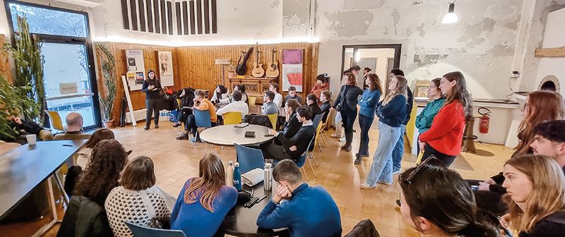 Frau Prof. Alessai Zampini der Uni Bologna begrüßt die Student:innen; Fotos: Nicole Gasparini und Ruth Pinzger