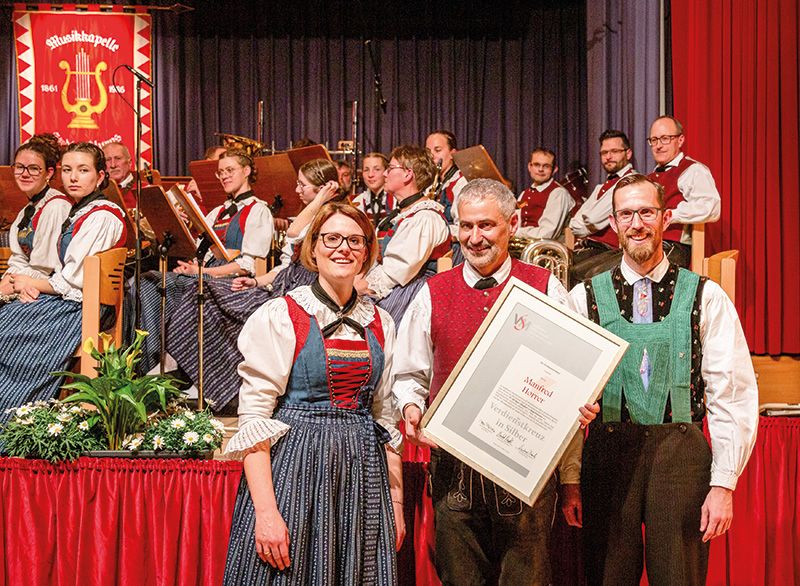Ein Höhepunkt des gelungenen Glurnser Osterkonzertes war die Ehrung des Kapellmeisters Manfred Horrer. Im Bild v. l. Die Obfrau der Musikaplelle der Stadt Glurns Ulrike Strimmer, Kapellmeister Manfred Horrer und der Bezirkskapellmeister Benjamin Blaas