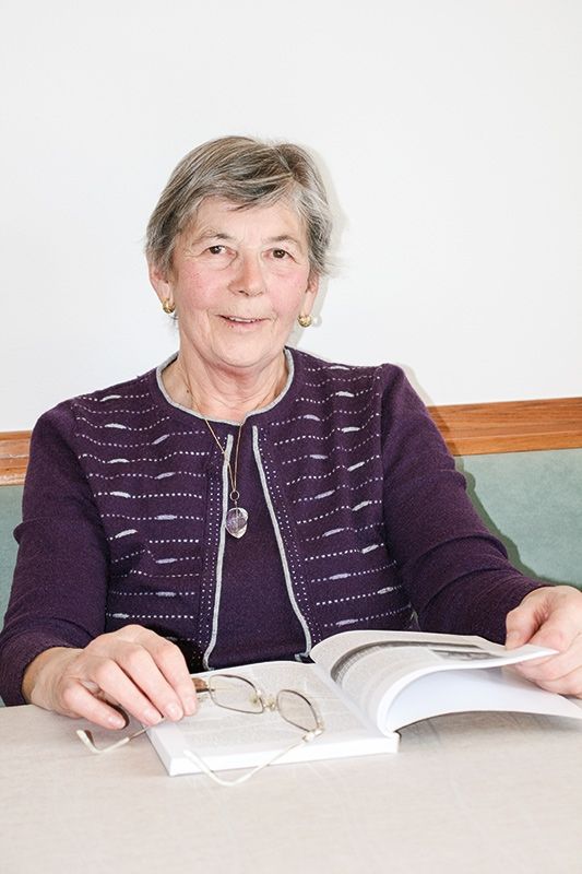 Lisl Thöni Gostner, geb. 1948 in Prämajur, wohnhaft in Schluderns: „Es isch schun interessant, dass i noch 60 Johr in Pustertol oane find, dia mit miar in der Kolonie „12 Stelle“ in Cesanatico gwesn isch.“