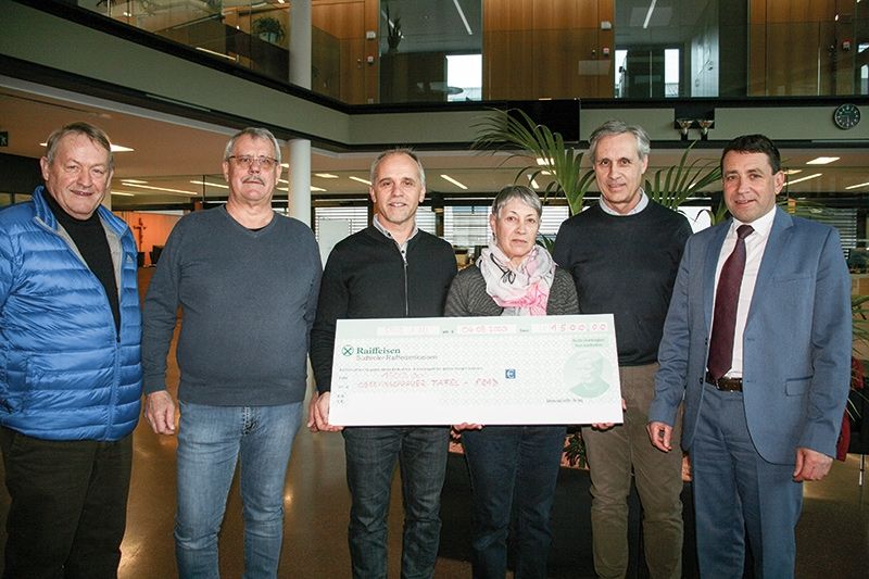 Spendenübergabe: v. l. Toni Pfitscher und Andreas Wallnöfer (beide Tafel), Karl Heinz Kuntner (Obmann der Raiffeisenkasse Prad-Taufers), Marlies Geiser (Koordinatorin Tafel Prad), Günther Platter und Thomas Pinggera (beide Raika)