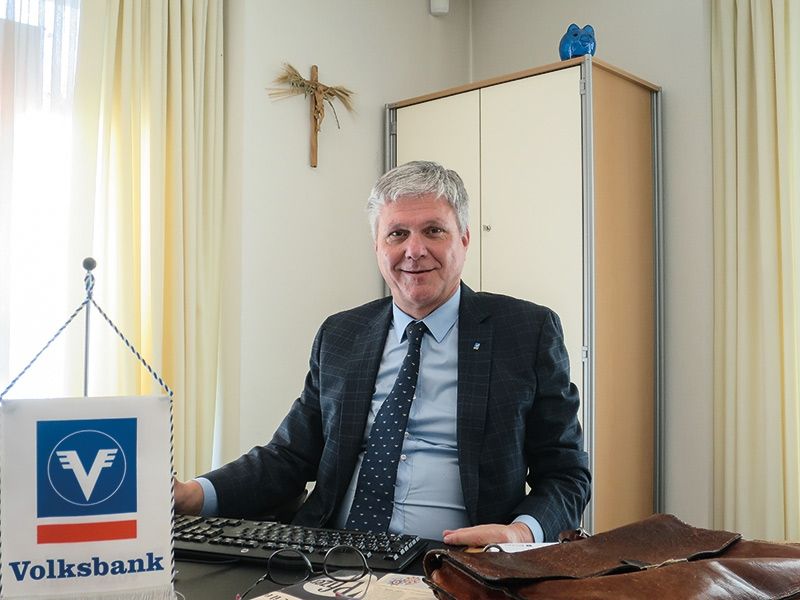 Manfred Tappeiner, geb. 1959, aufgewachsen in Naturns, klassisches Lyzeum in Meran, drei Semester Medizinstudium in Innsbruck, seit 1980 im Bankgeschäft, zuerst bei der Raiffeisenkasse Naturns, dann bei der Volksbank Filialleiter in Naturns, Filialleiter in Meran/Kornplatz und seit 2005 Hauptfilialleiter in Schlanders und verantwortlich für alle Vinschger Volksbankfilialen (Mals, Laas, Schlanders, Latsch und Naturns). Verheiratet mit Margit Grünfelder, drei erwachsene Kinder und zwei adoptierte Waisenkinder aus Äthiopien. Freizeit: Fußballtrainer (zuletzt Landesliga ASV Partschins), Sport, Reisen, Kultur, Schachklub, Heimatpflegeverein, Dorfcaritas, Pfarrgemeinde.