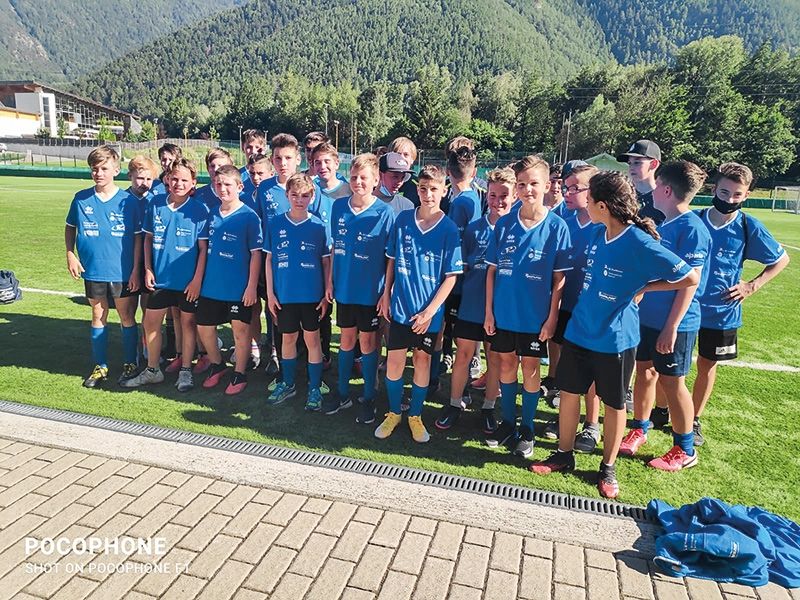 Die Vinschger Nachwuchskicker im Förderzentrum des VSS konnten mit Hilfe von Coronatests im Frühjahr wieder montags dem Ball nachjagen. Vor Kurzem wurden sie in die Sommerpause verabschiedet. Nun hoffen sie, dass es im Herbst wieder regulär und ohne größere Einschränkungen weitergeht.