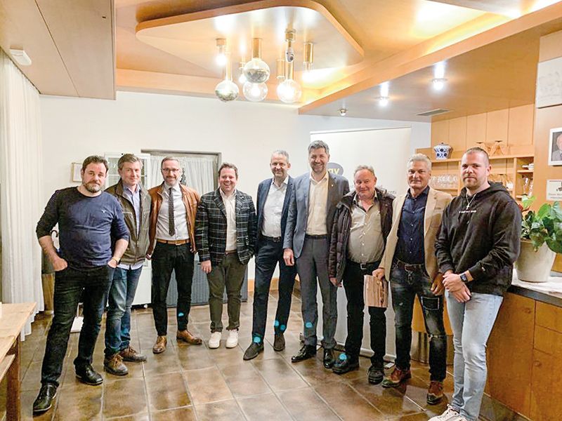 v. l.: Simon Gamper, Philipp Schönweger, T-Referent Ulrich Schweitzer, HGV-Ortsobmann Philip Ganthaler, HGV-Gebietsobmann Alfred Strohmer, LA Helmut Tauber, BM Luis Forcher, Klemens Kaserer und Daniel Klotzner