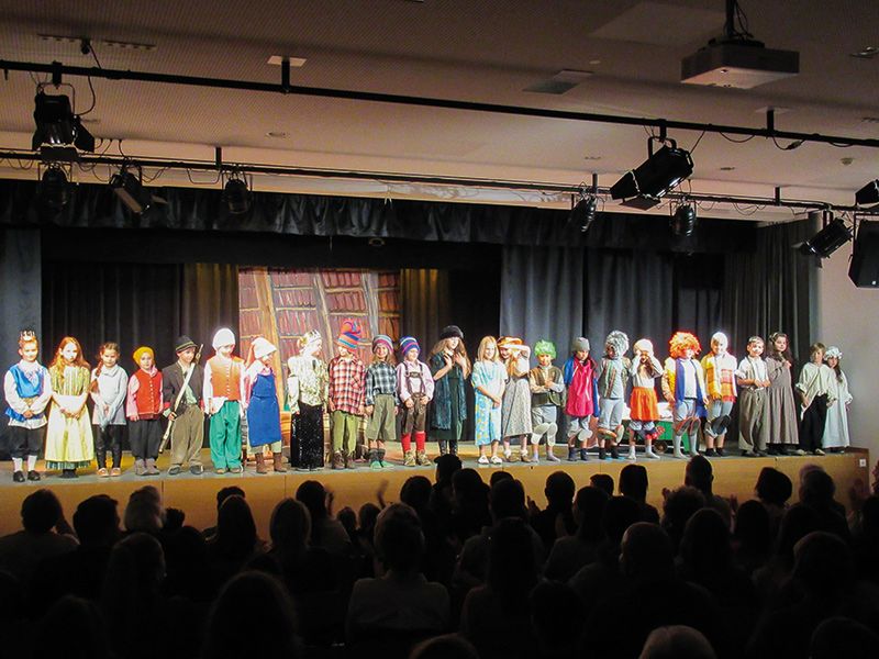 Unter der Regie von Rudi Mair spielten die Grundschüler:innen der Klasse 2A und 2B die beiden Märchen „Schneewittchen“ und „Wichtel“